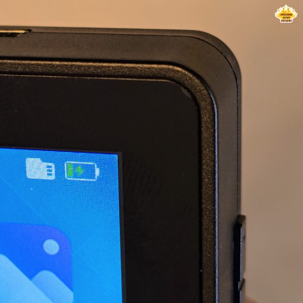 Close-up of the battery charging icon on the X6 handheld console screen