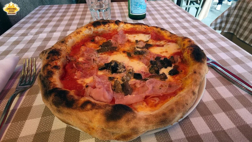 Pizza on a checkered tablecloth at Osteria Italiana Milano in Milan